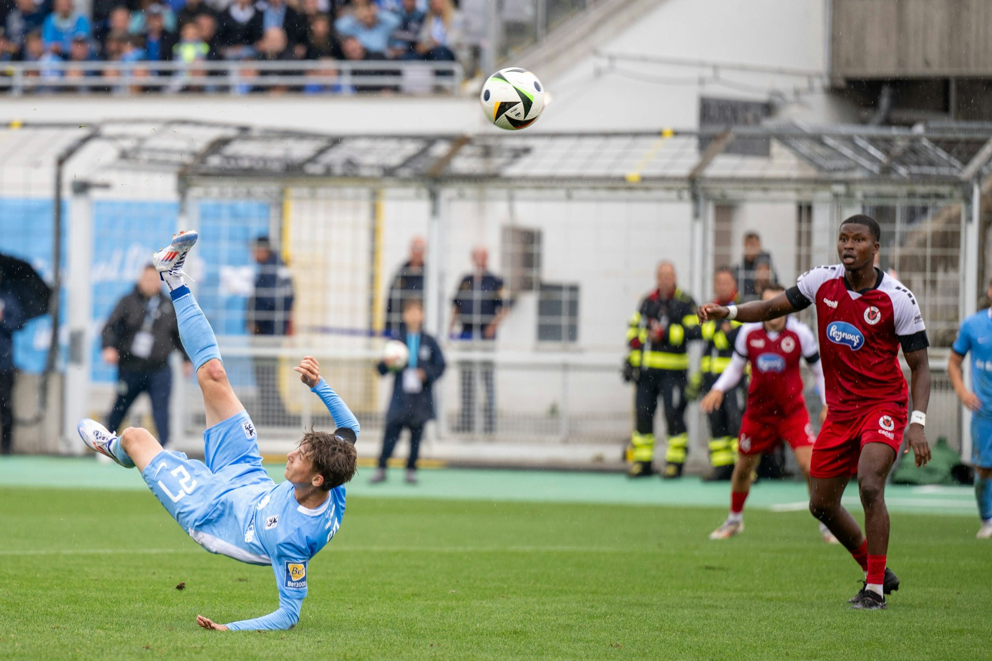 Fallrueckzieher von Raphael Ott 27 TSV 1860 Muenchen fuehrt zum 1:2, TSV 1860 Muenchen vs. Viktoria Koeln, 3. Liga, 3. Spieltag, 25.08.2024 DFB regulations prohibit any use of photographs as image sequences and/or quasi-video Muenchen Bayern Deutschland *** Fallrueckzieher von Raphael Ott 27 TSV 1860 Muenchen fuehrt zum 1 2, TSV 1860 Muenchen vs Viktoria Koeln, 3 Liga, 3 Spieltag, 25 08 2024 DFB regulations prohibit any use of photographs as image sequences and or quasi video Muenchen Bayern Germany Copyright: xkolbert-press/UlrichxGamelx