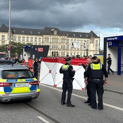 23.05.2025, Hamburg: recrop - Polizei im Einsatz nahe des Tatorts. Bei einem Messerangriff im Hamburger Hauptbahnhof sind mehrere Menschen schwer verletzt worden. Das berichteten Augenzeugen.
