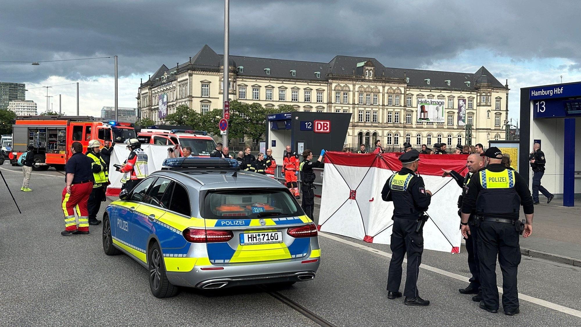 23.05.2025, Hamburg: recrop - Polizei im Einsatz nahe des Tatorts. Bei einem Messerangriff im Hamburger Hauptbahnhof sind mehrere Menschen schwer verletzt worden. Das berichteten Augenzeugen.
