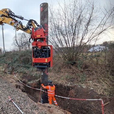 Mitarbeiter der Firma Europten führen auf der Eifelstrecke bei Euskirchen Gründungsarbeiten für die Oberleitungsmasten durch.