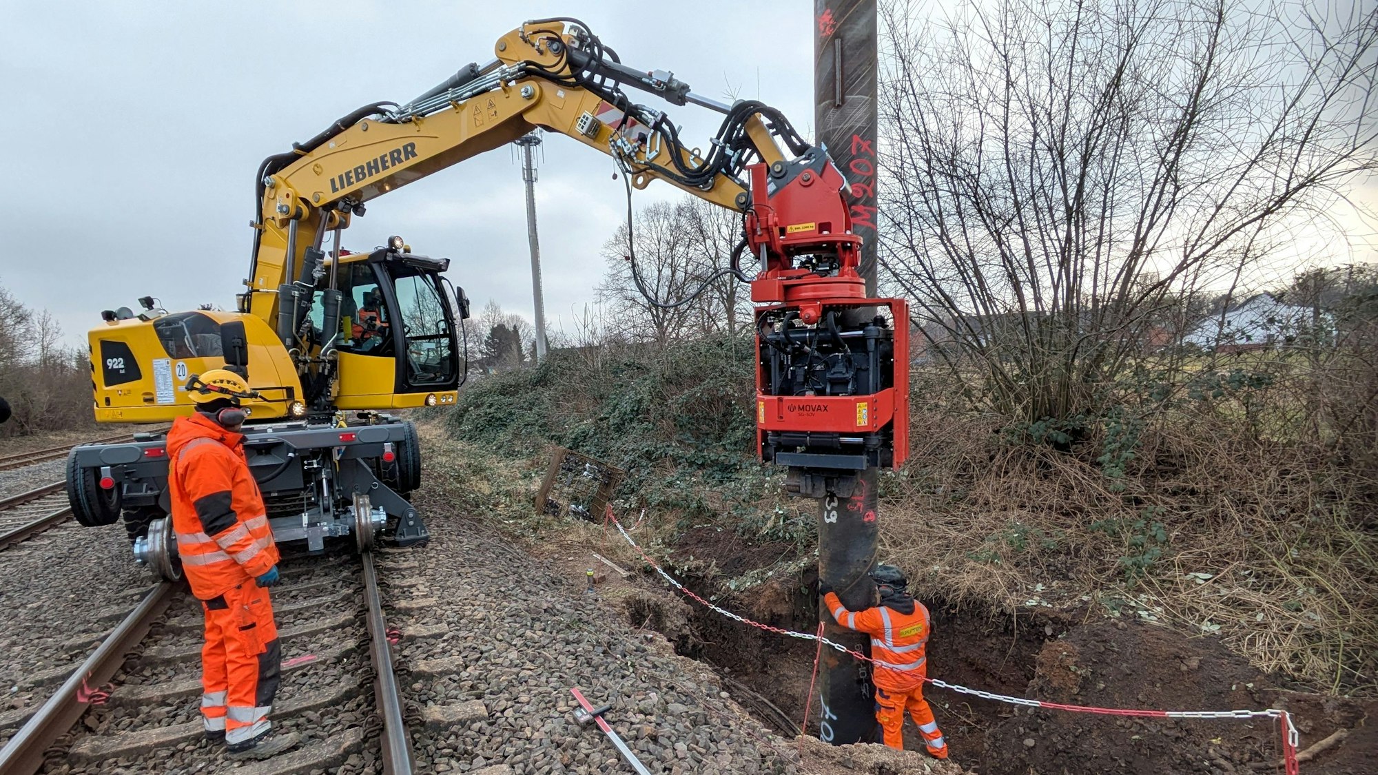 Mitarbeiter der Firma Europten führen auf der Eifelstrecke bei Euskirchen Gründungsarbeiten für die Oberleitungsmasten durch.