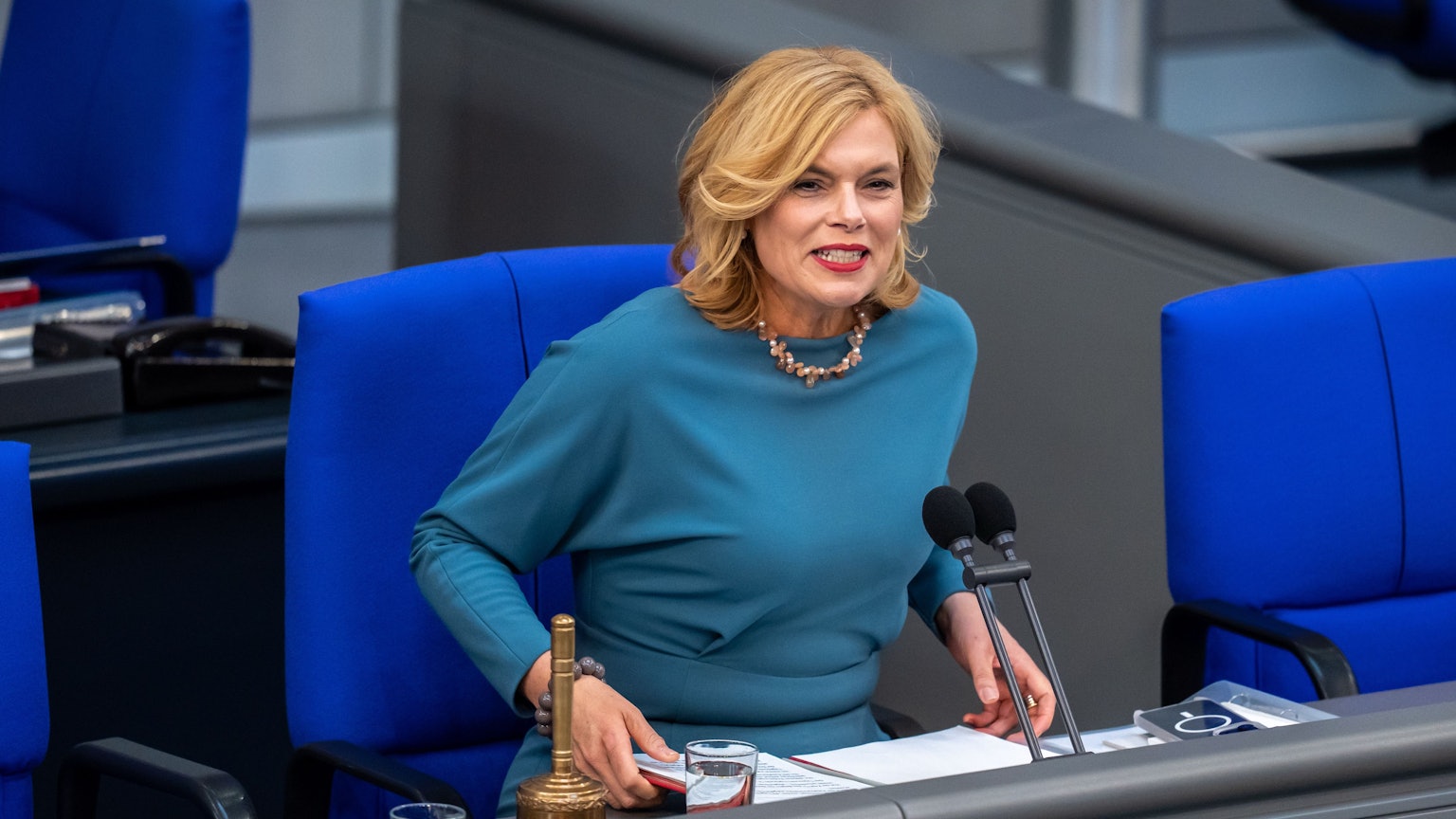 Julia Klöckner (CDU), Bundestagspräsidentin, spricht zu Beginn im Bundestag.