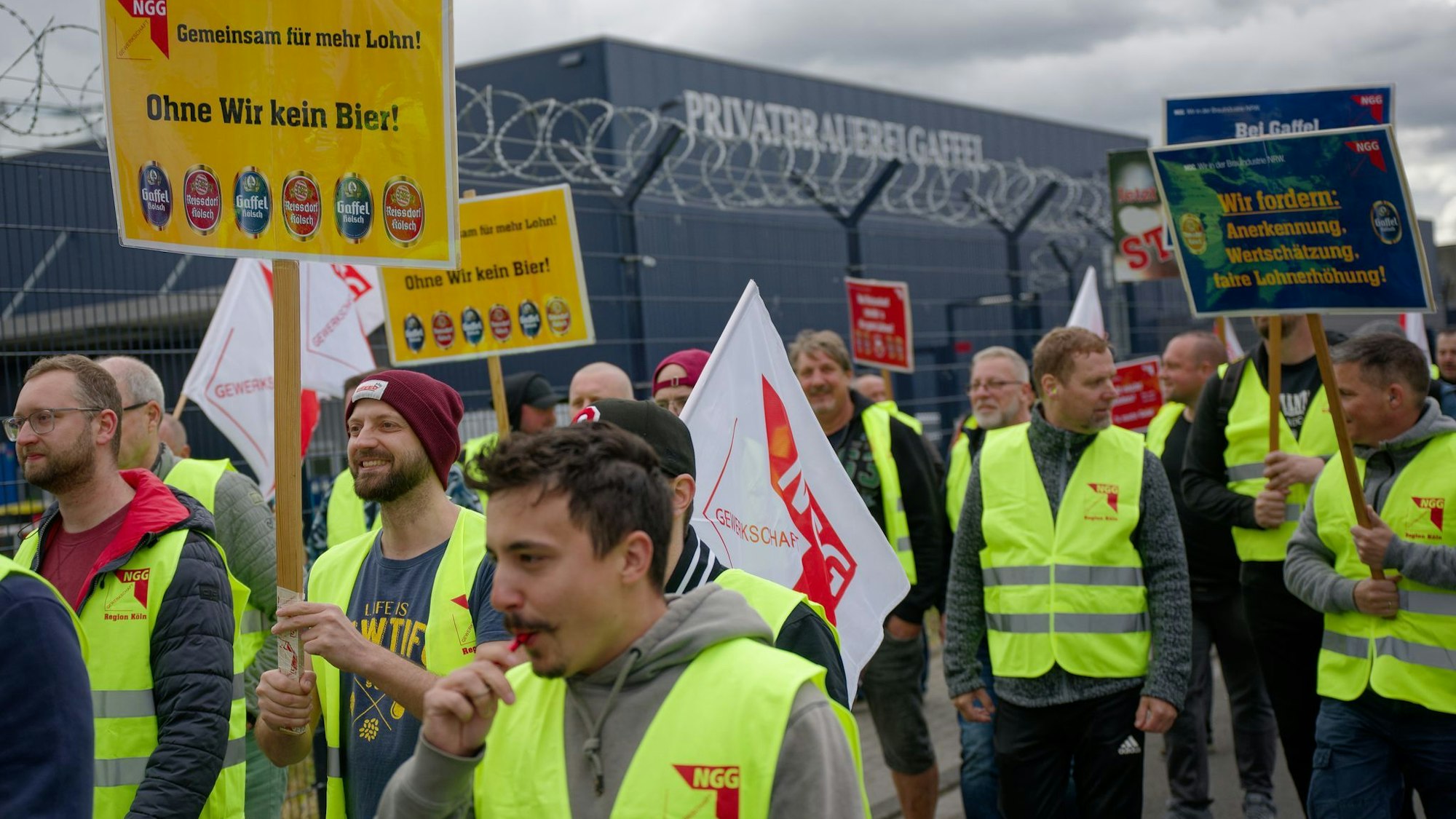 Trillerpfeifen-laut und frustriert: Warnstreikende vor dem Gaffel-Werk.