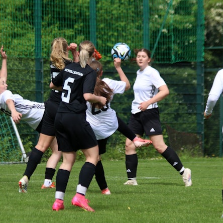 Nele Schommer setzt zum Fallrückzieher an, wird aber von Mitspielerin Hanna Frauenkron behindert.