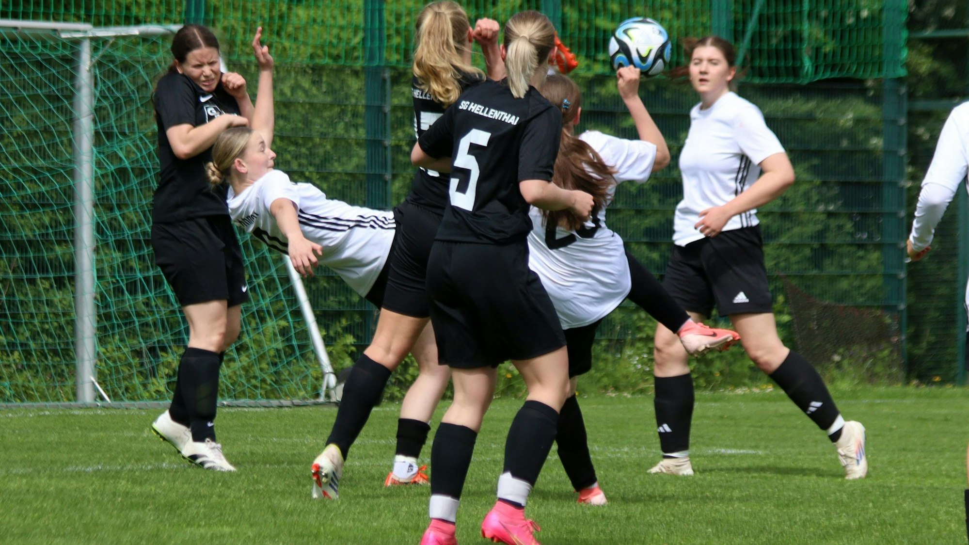 Nele Schommer setzt zum Fallrückzieher an, wird aber von Mitspielerin Hanna Frauenkron behindert.