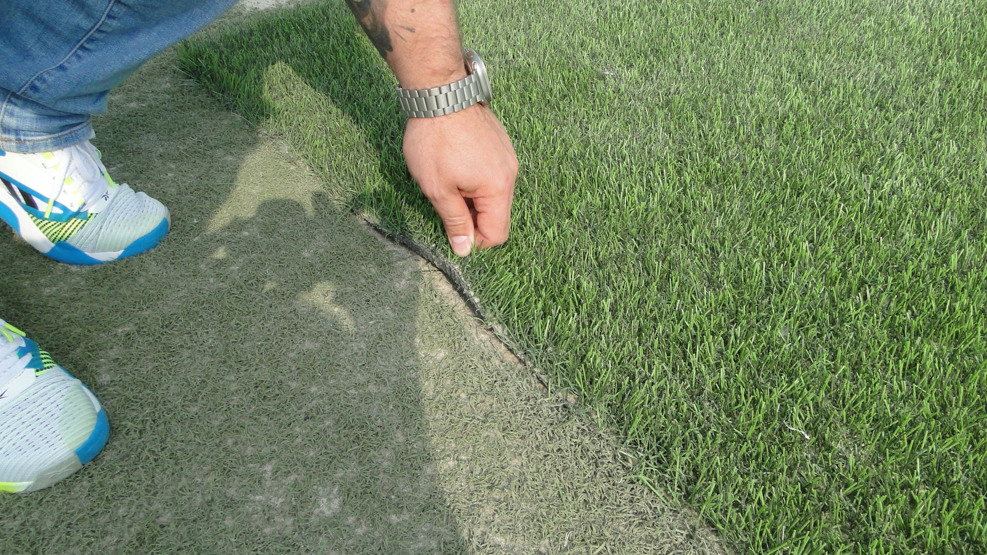 Nähte einer Kunstrasen-Bahn lösen sich allmählich auf.