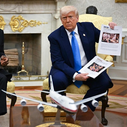 Donald Trump zeigt Bilder von seinem Treffen mit dem südafrikanischen Präsidenten Cyril Ramaphosa im Oval Office des Weißen Hauses in Washington, DC, am 21. Mai 2025.
