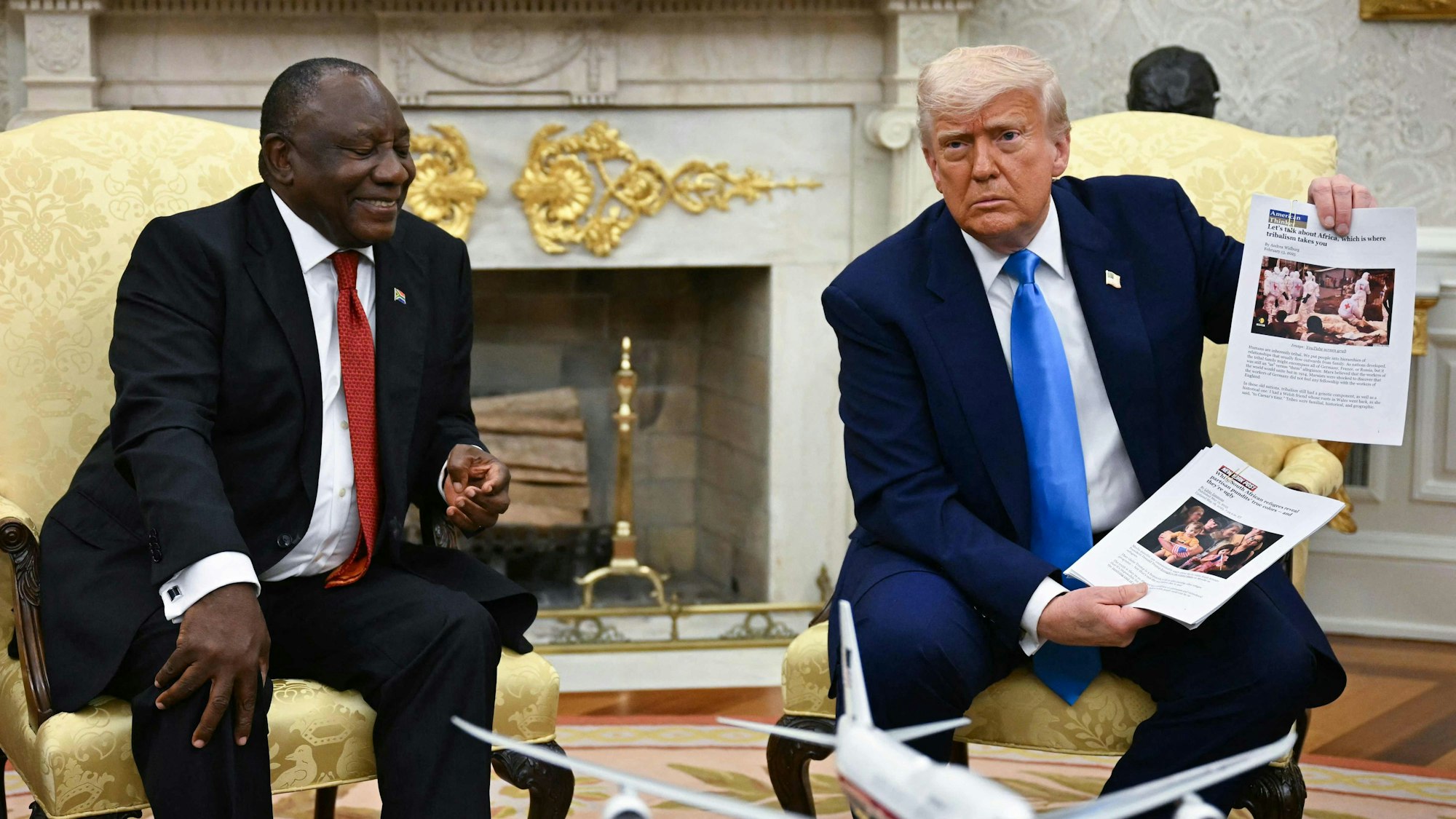 Donald Trump zeigt Bilder von seinem Treffen mit dem südafrikanischen Präsidenten Cyril Ramaphosa im Oval Office des Weißen Hauses in Washington, DC, am 21. Mai 2025.