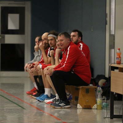Die Kaller Ersatzbank mit Trainer Wolfgang Kirfel im Vordergrund.