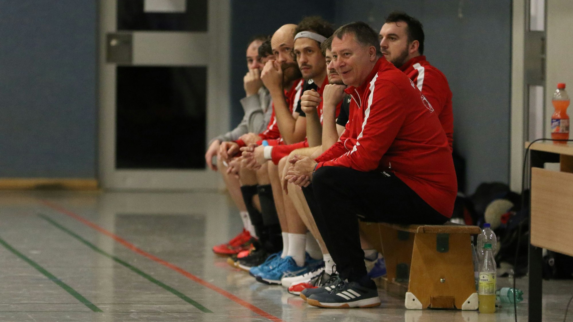 Die Kaller Ersatzbank mit Trainer Wolfgang Kirfel im Vordergrund.