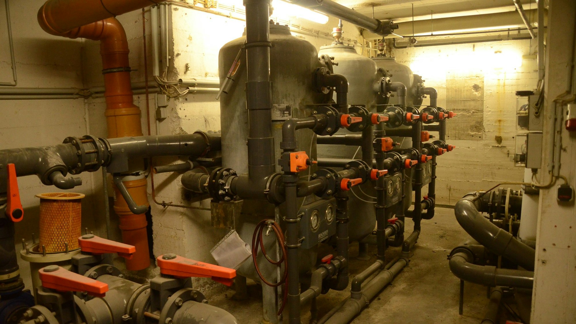 Im Keller steht noch die seit vielen Jahren nicht mehr genutzte Schwimmbadtechnik.