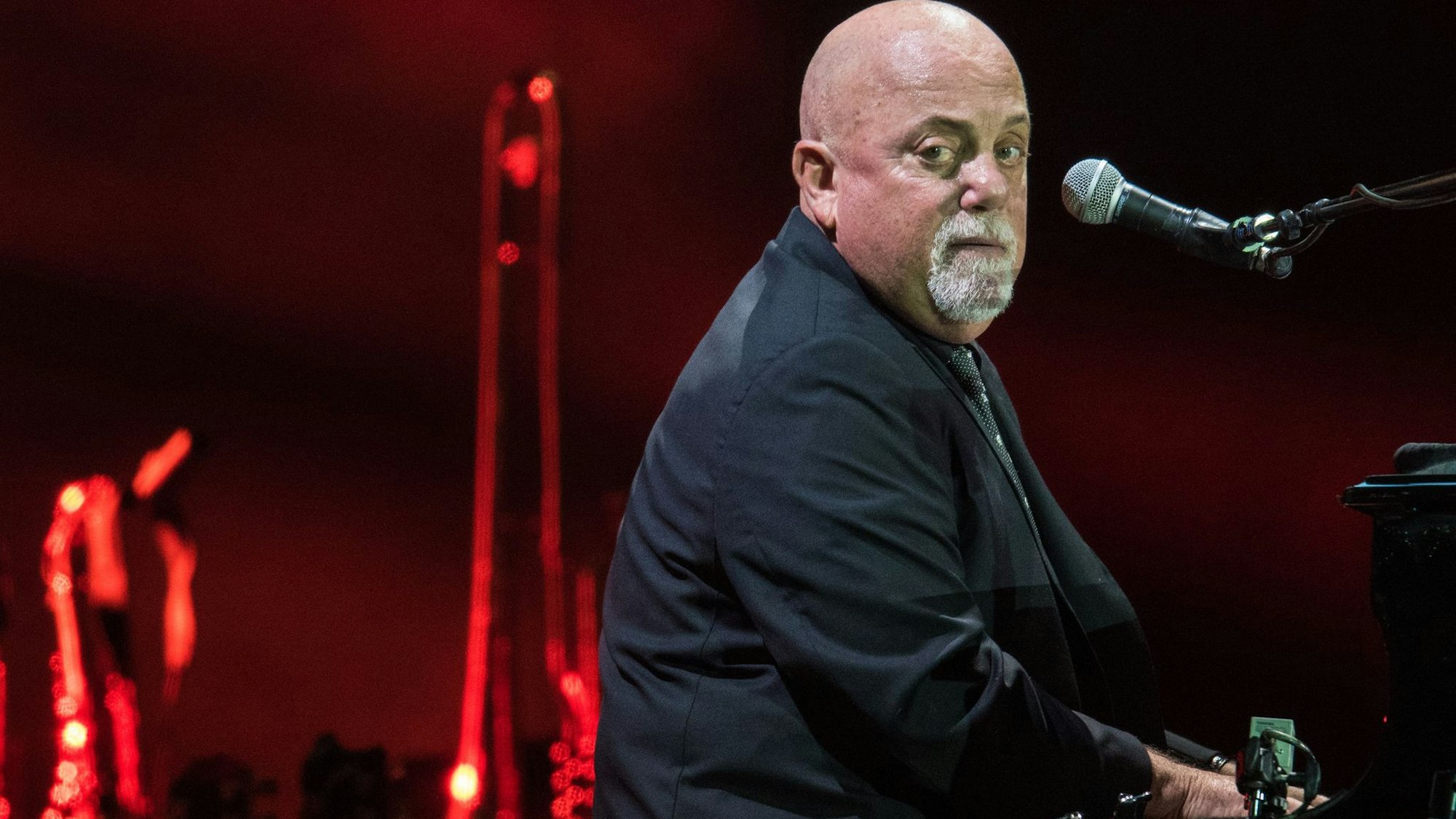 Billy Joel bei einem Konzert in Frankfurt im September 2016. Der Mann am Klavier ist krank.
