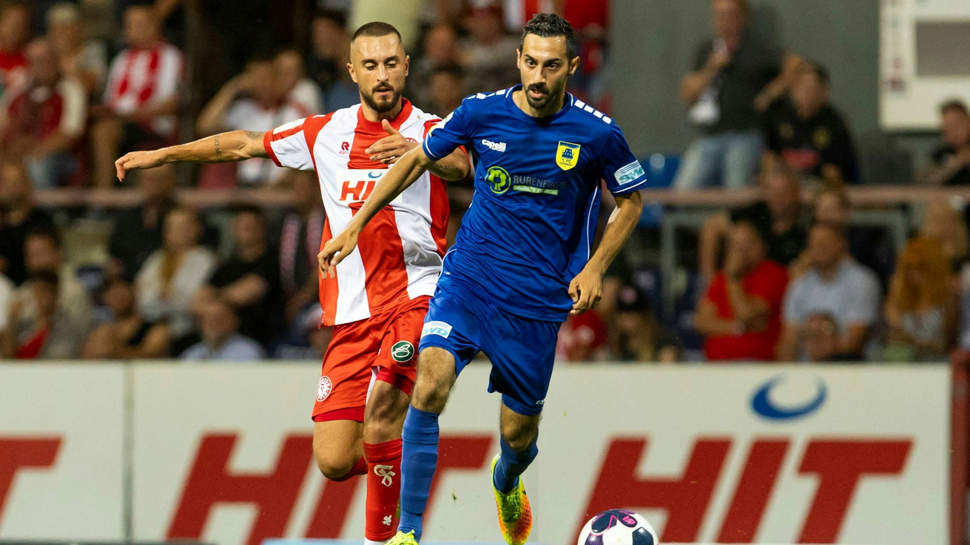 Rafael Garcia im Zweikampf mit Ex-Fortuna Spieler Stipe Batarilo