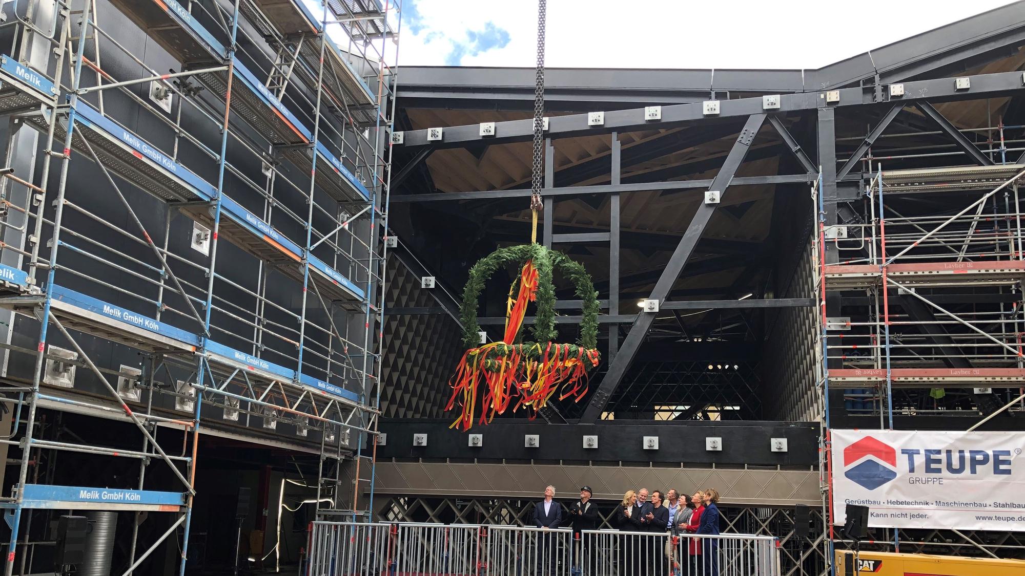 Vor der MiQua-Baustelle wird der Richtkranz hochgezogen.
