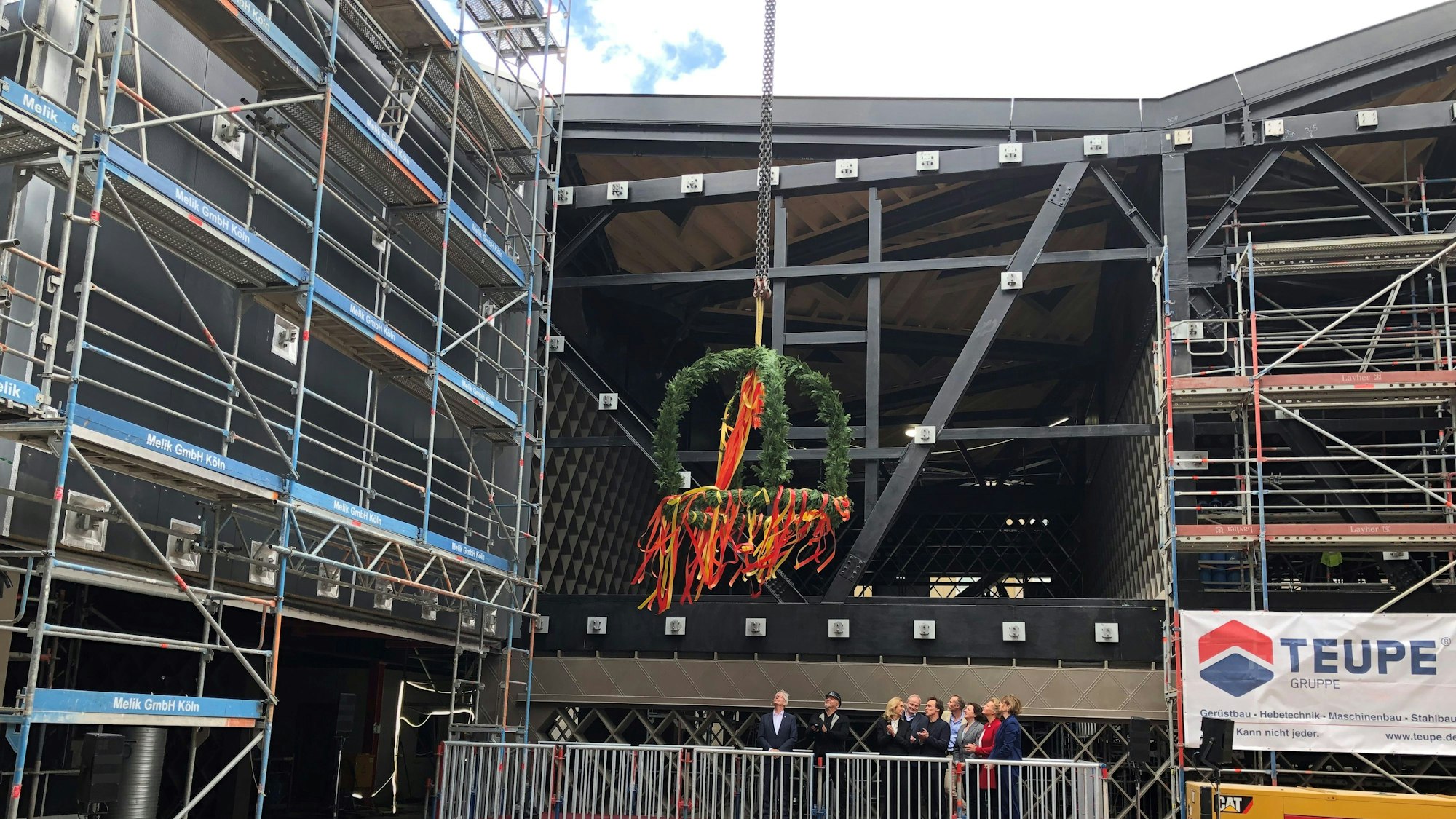 Vor der MiQua-Baustelle wird der Richtkranz hochgezogen.