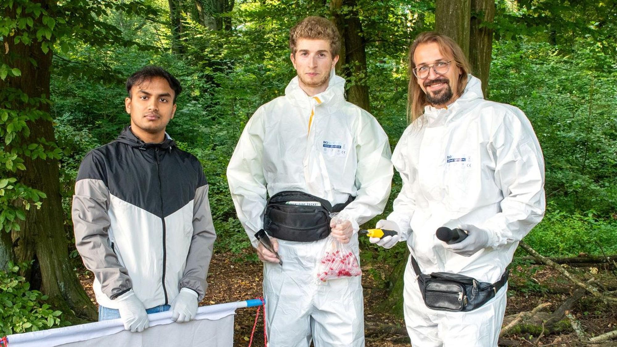 Beim Sammeln von Zecken (v.l.): Sibaram Sadangi (Doktorand), Raphael Räpple (Wissenschaftliche Hilfskraft) und Dr. Timo Falkenberg (Leiter der Nachwuchsgruppe GreenBalance)