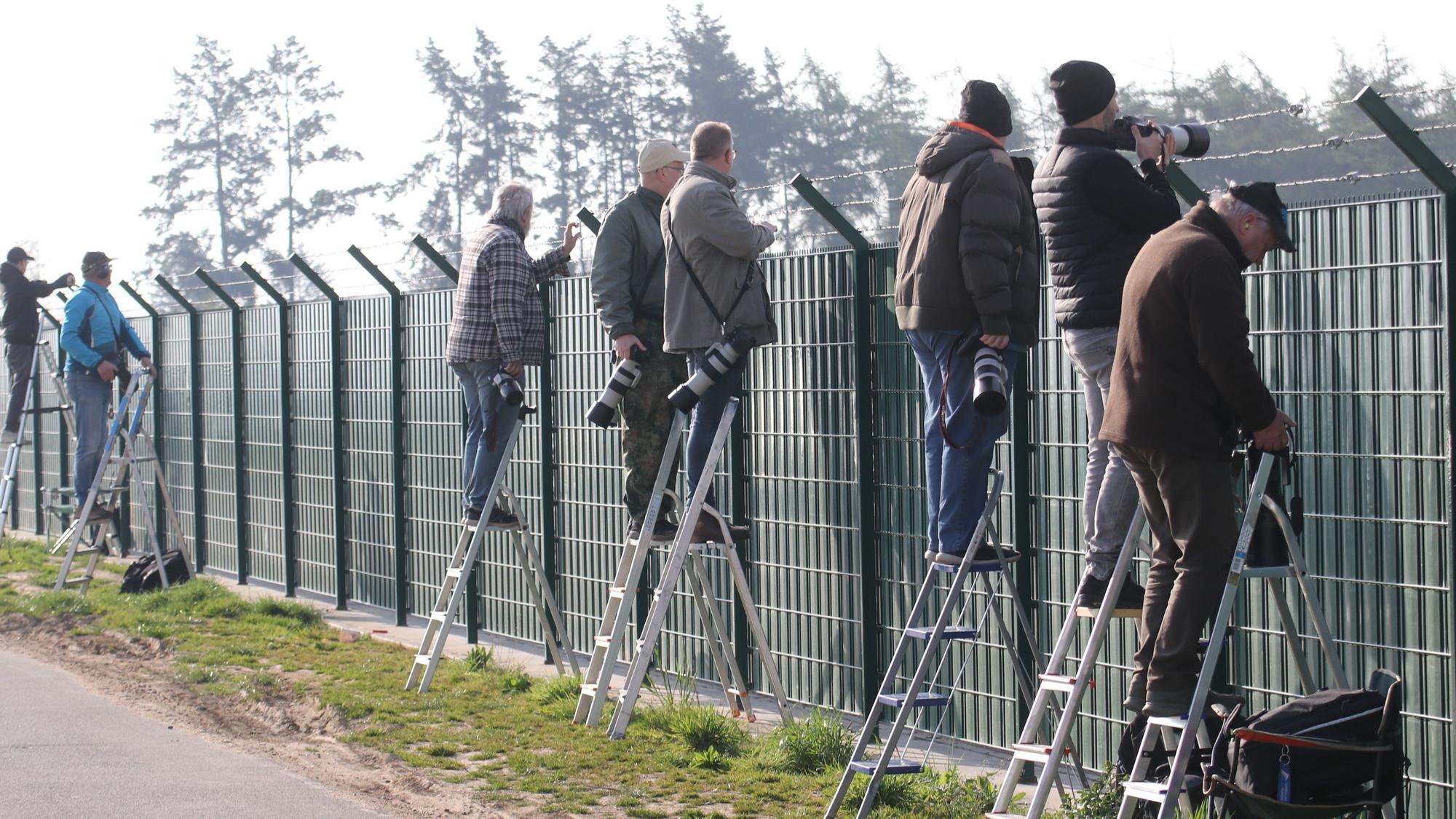 Das Foto zeigt „Planespotter“ am Fliegerhorst Nörvenich.