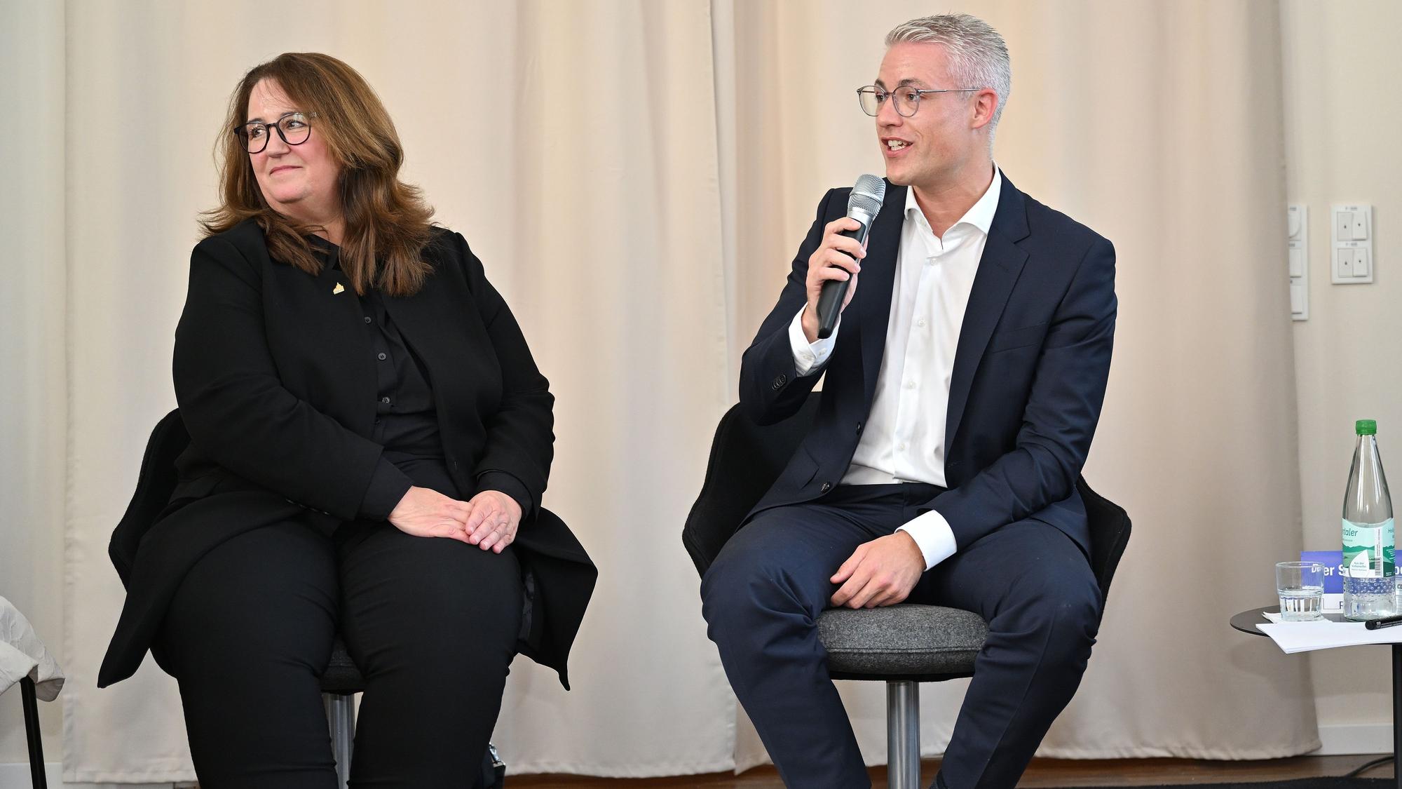 Podiumsdiskussion mit Bürgermeisterkandidaten im Wöllner-Stift in Hoffnungsthal.