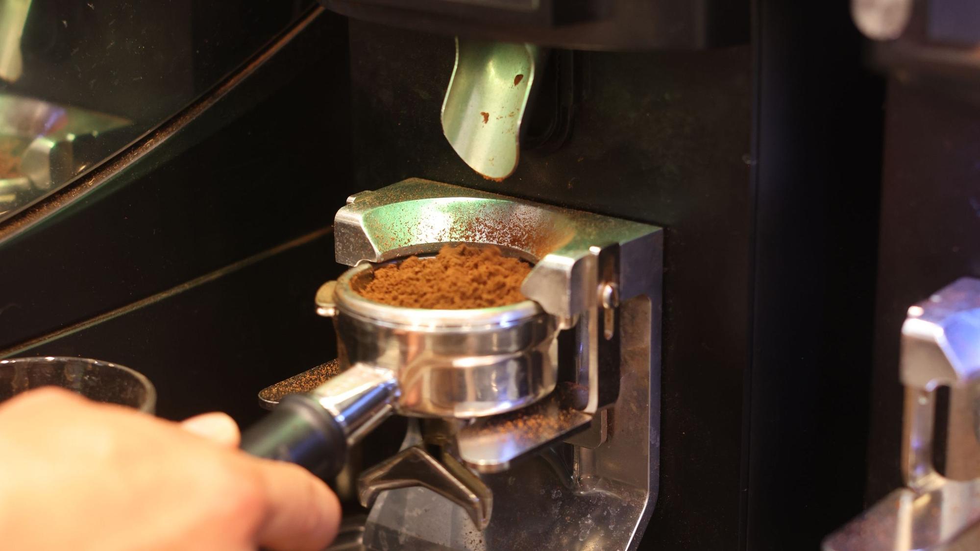 3,80 Euro kostet der Cappuccino im Café der Kölner Kaffeemanufaktur.