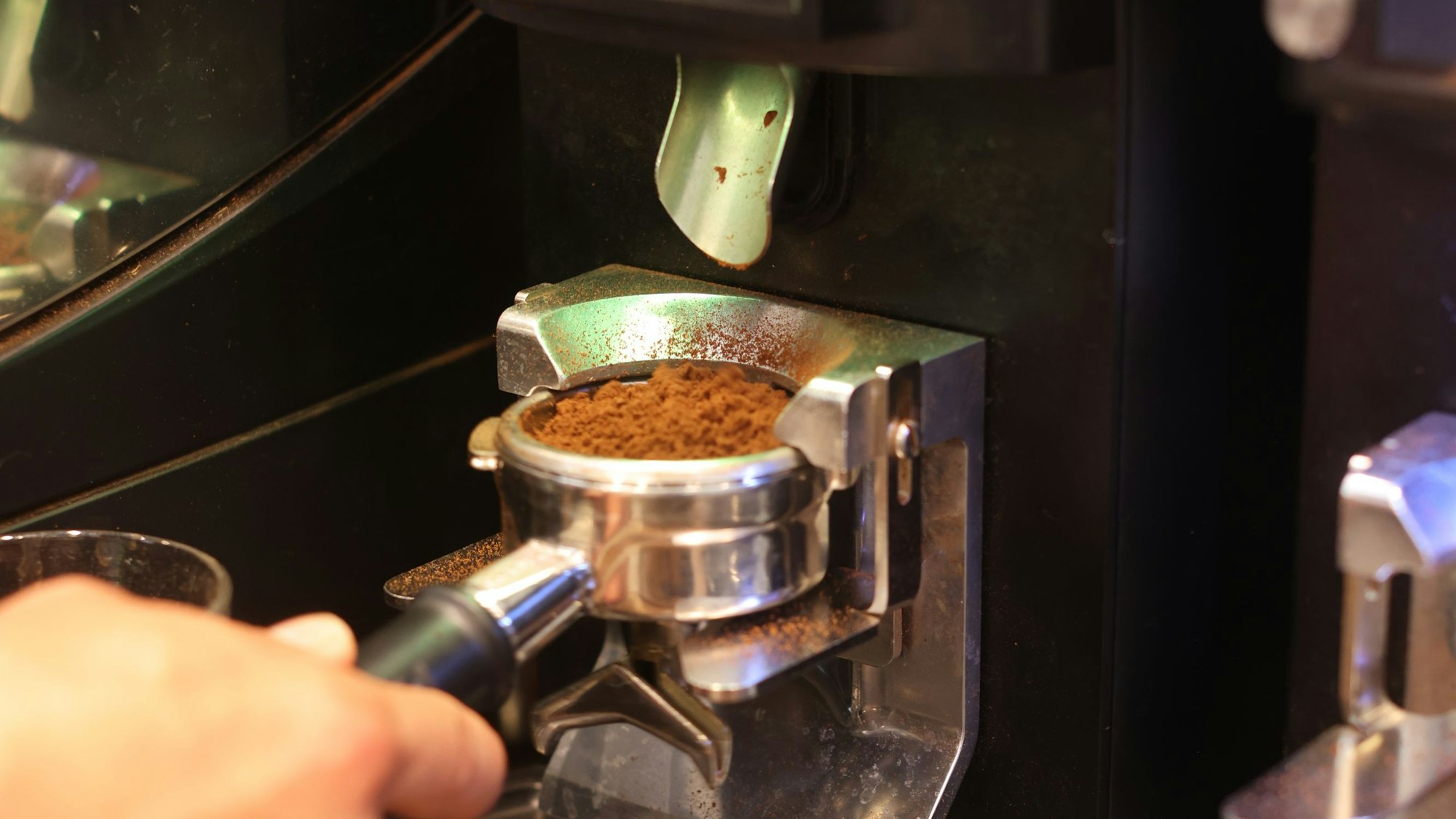 3,80 Euro kostet der Cappuccino im Café der Kölner Kaffeemanufaktur.