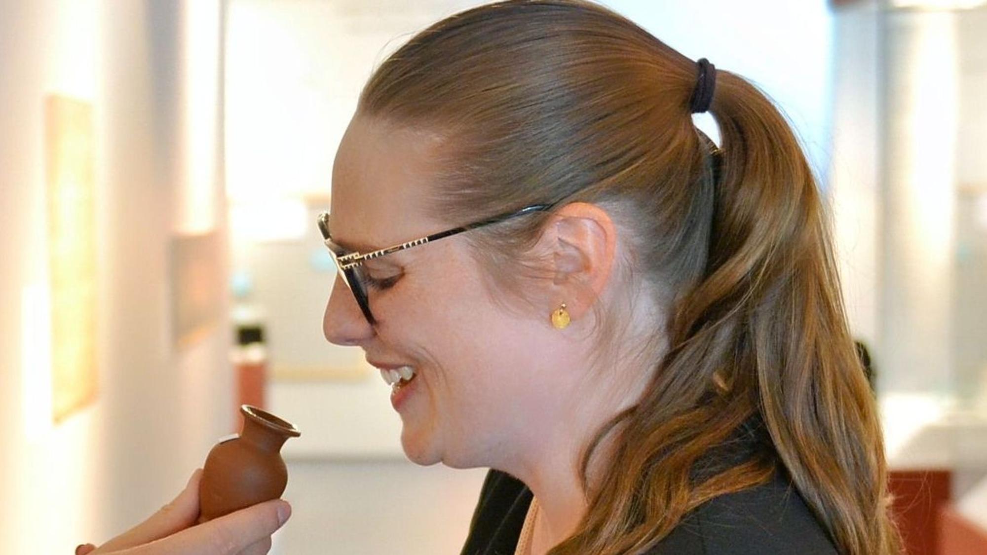 Lisa Kröger riecht an einem Gefäß.