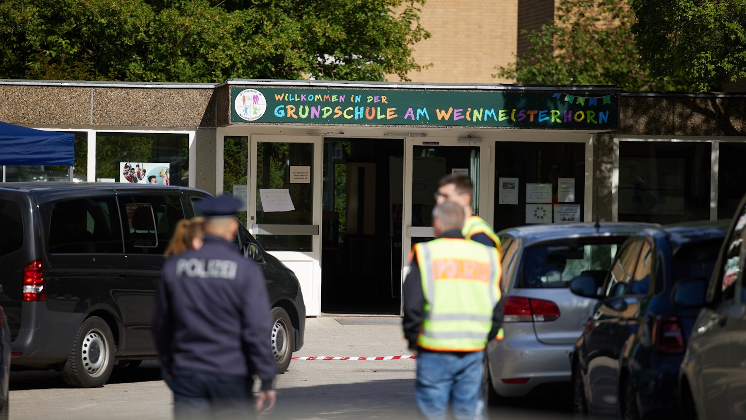 Berlin: Polizisten stehen vor einer Schule im Berliner Bezirk Spandau, an der es am Vormittag einen möglichen Messerangriff auf einen Schüler gab.