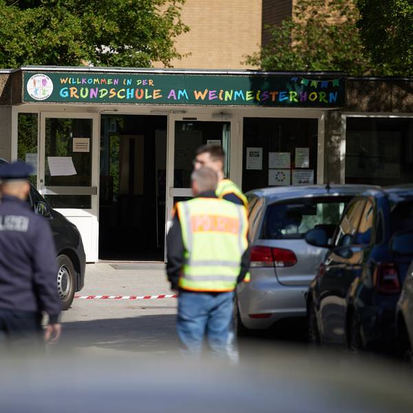 Berlin: Polizisten stehen vor einer Schule im Berliner Bezirk Spandau, an der es am Vormittag einen möglichen Messerangriff auf einen Schüler gab.