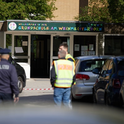 Berlin: Polizisten stehen vor einer Schule im Berliner Bezirk Spandau, an der es am Vormittag einen möglichen Messerangriff auf einen Schüler gab.
