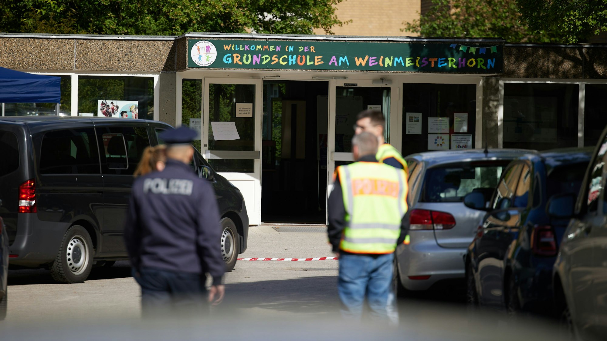 Berlin: Polizisten stehen vor einer Schule im Berliner Bezirk Spandau, an der es am Vormittag einen möglichen Messerangriff auf einen Schüler gab.