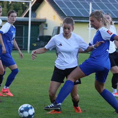 Kommerns Rechtsaußen Lisann Wassong (M.) trifft auf Erfthöhens Julia Wassong.