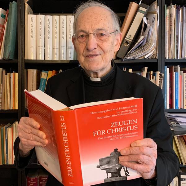Das Foto zeigt Prälat Helmut Moll mit dem von ihm herausgegeben Werk über katholische Märtyrer.