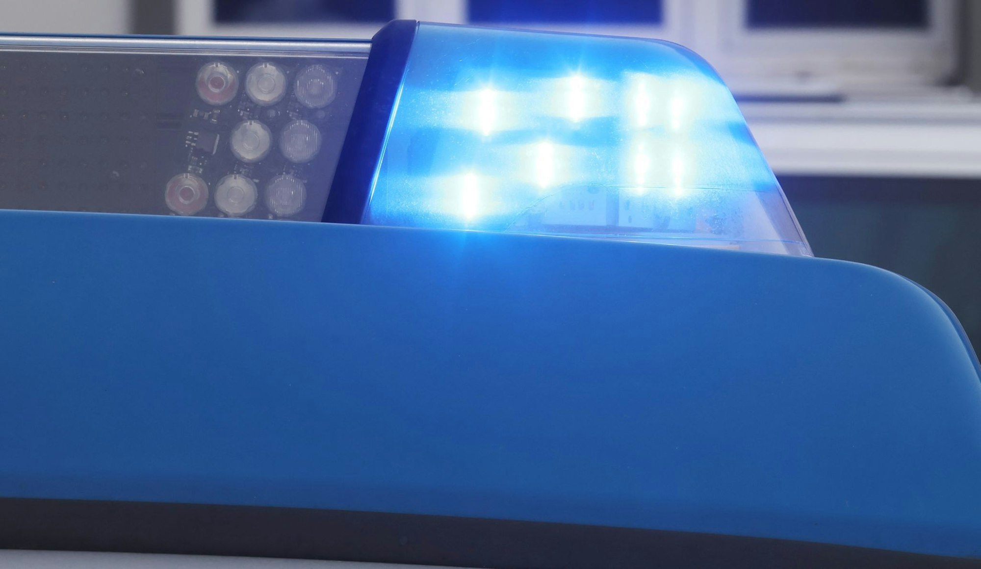 In Bochum ist ein Mann mit einem Schuss aus einer Polizeiwaffe gestoppt worden. (Symbolbild)