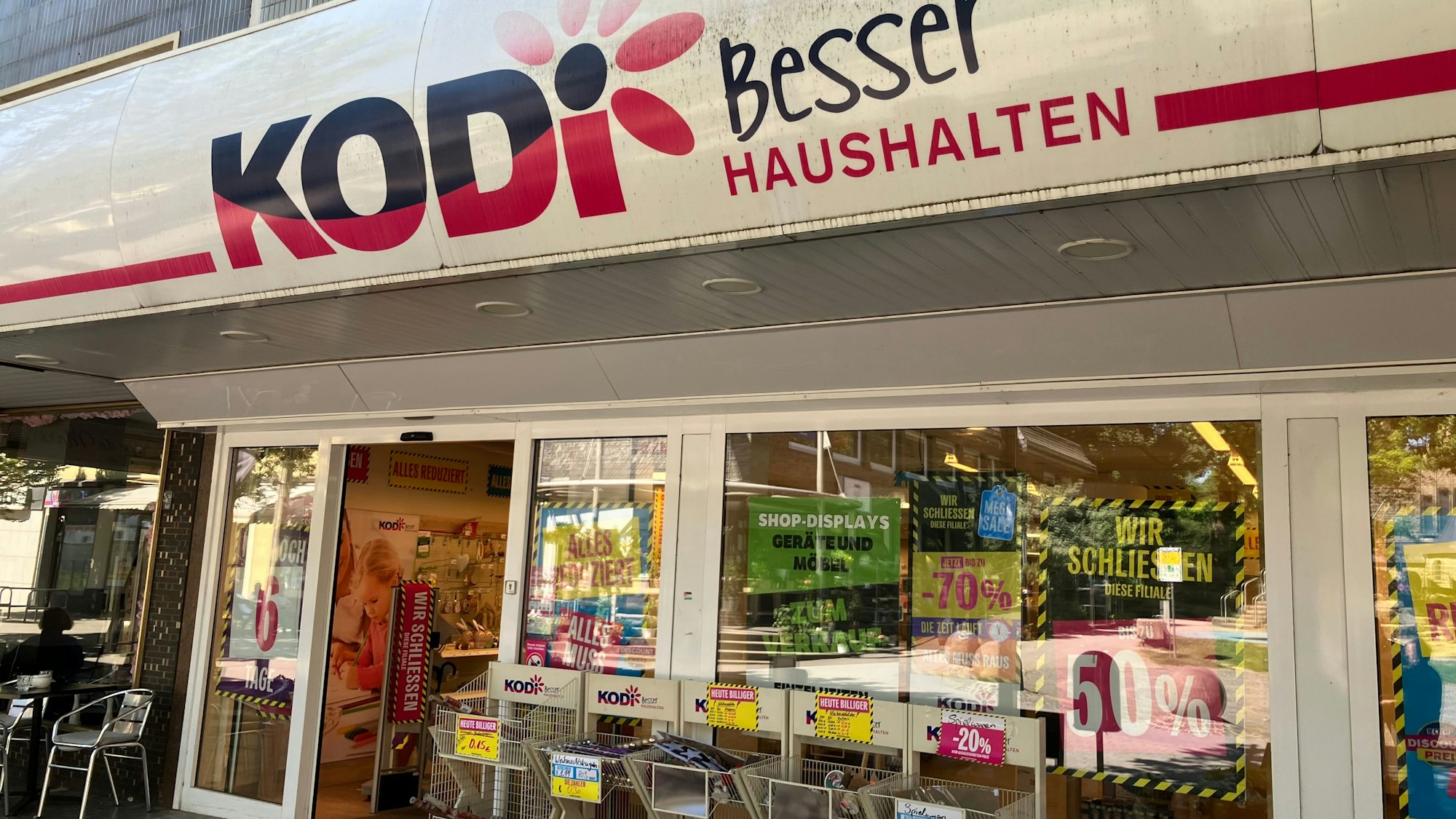 Der Schriftzug der Discounter-Kette Kodi an einer Filiale. 150 Niederlassungen bleiben erhalten.