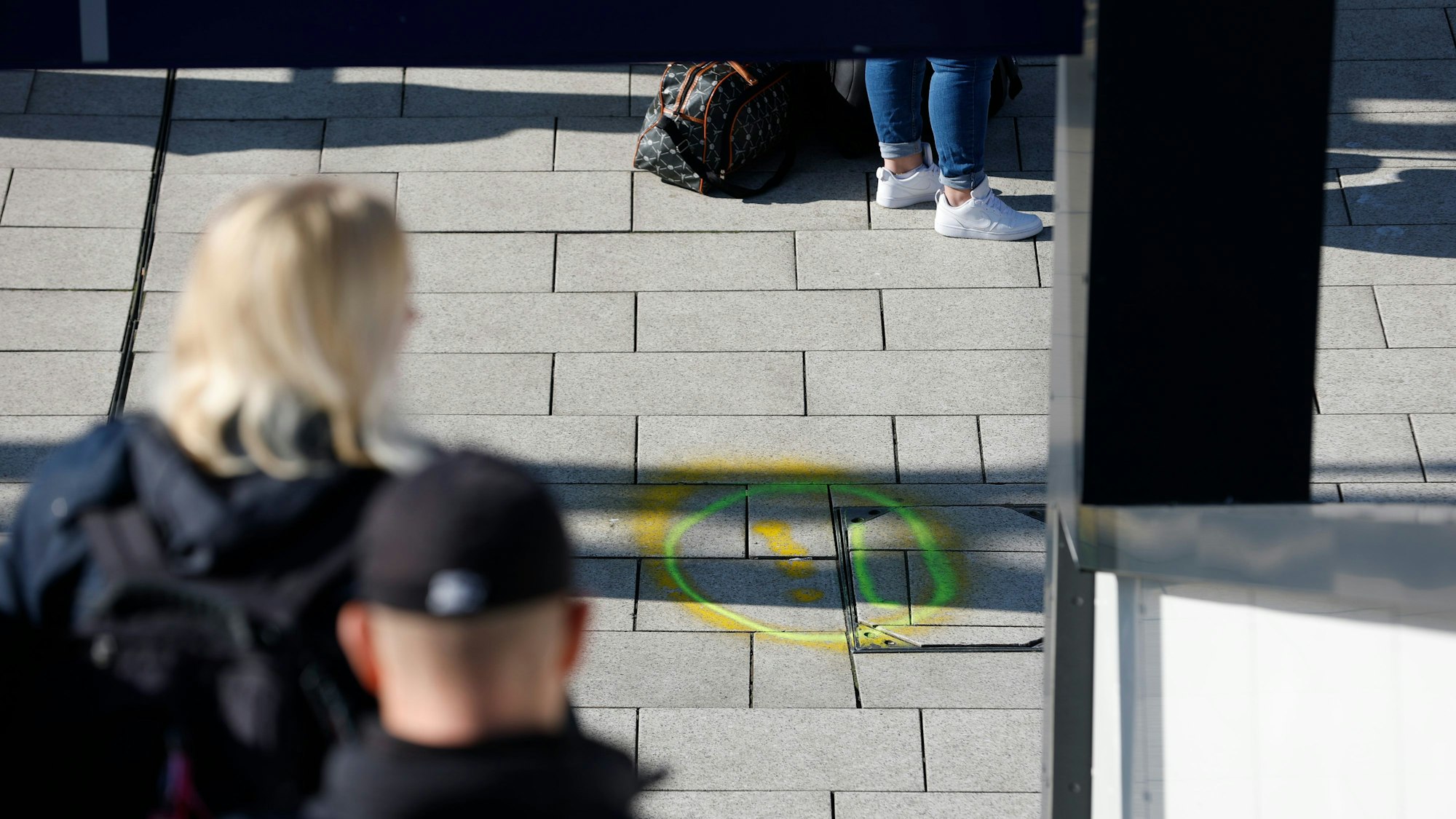24.05.2025, Hamburg: Markierungen sind auf dem Bahnsteig zwischen den Gleisen 11 und 12 zu sehen, nach dem Messerangriff vom Freitag auf dem Bahnsteig zwischen Gleis 13 und 14 am Hamburger Hauptbahnhof, bei dem mehrere Menschen verletzt worden sind. Foto: Georg Wendt/dpa +++ dpa-Bildfunk +++