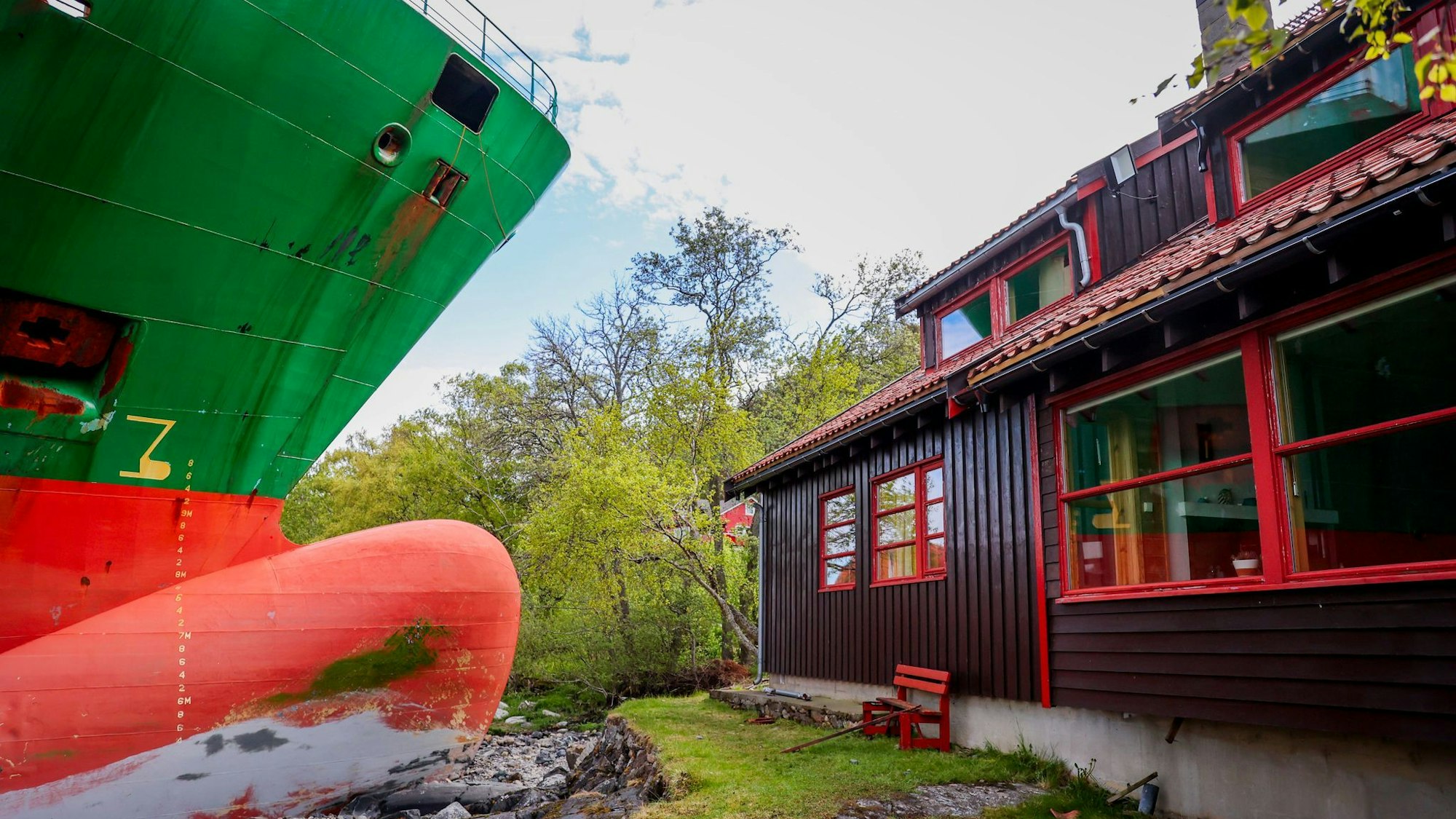 Das Schiff verfehlte das Haus nur um wenige Meter.