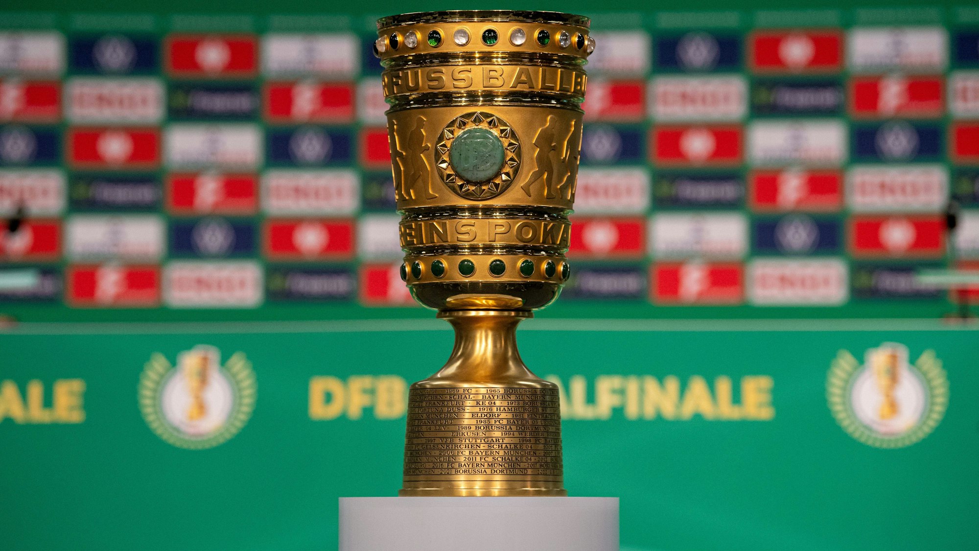 Auf dem Foto ist der goldene DFB-Pokal zu sehen.