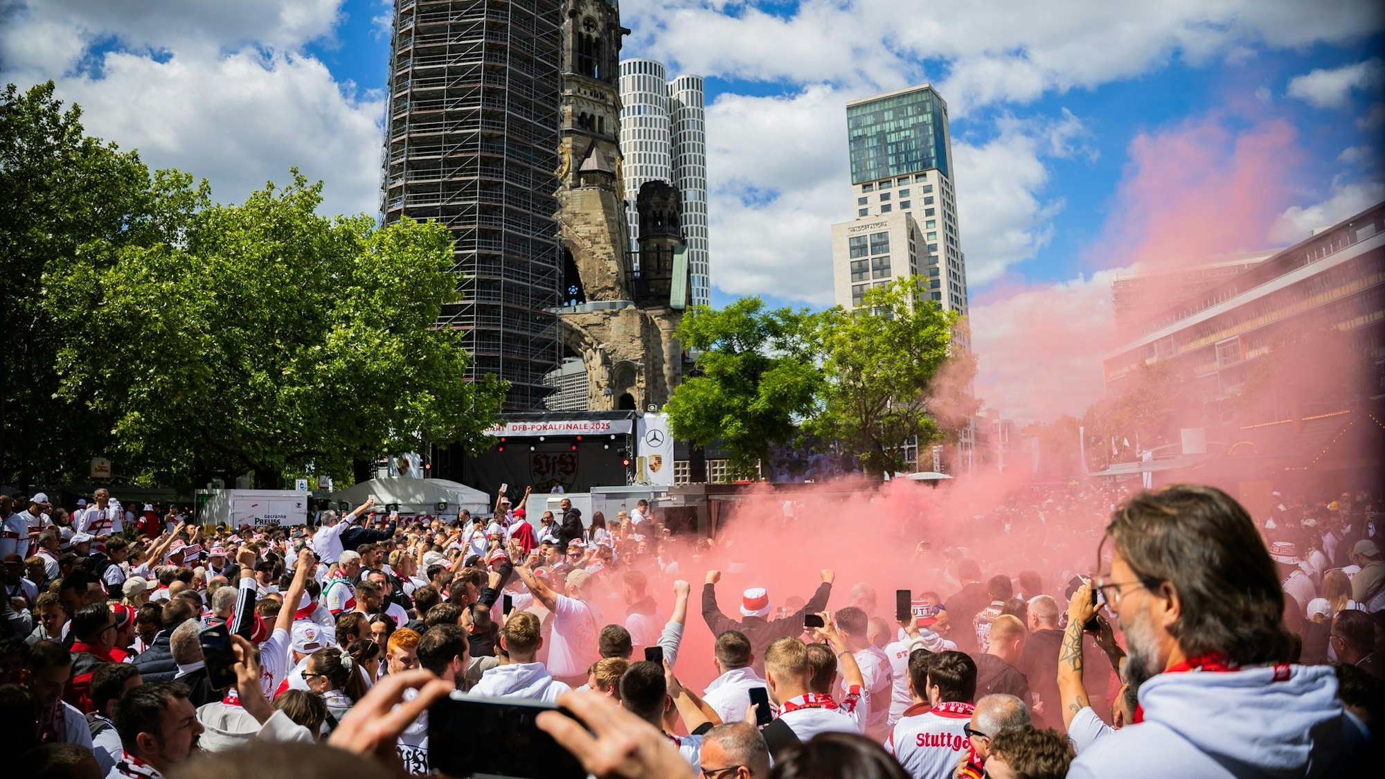 Die Anhänger des VfB Stuttgart feiern am Breitscheidplatz.