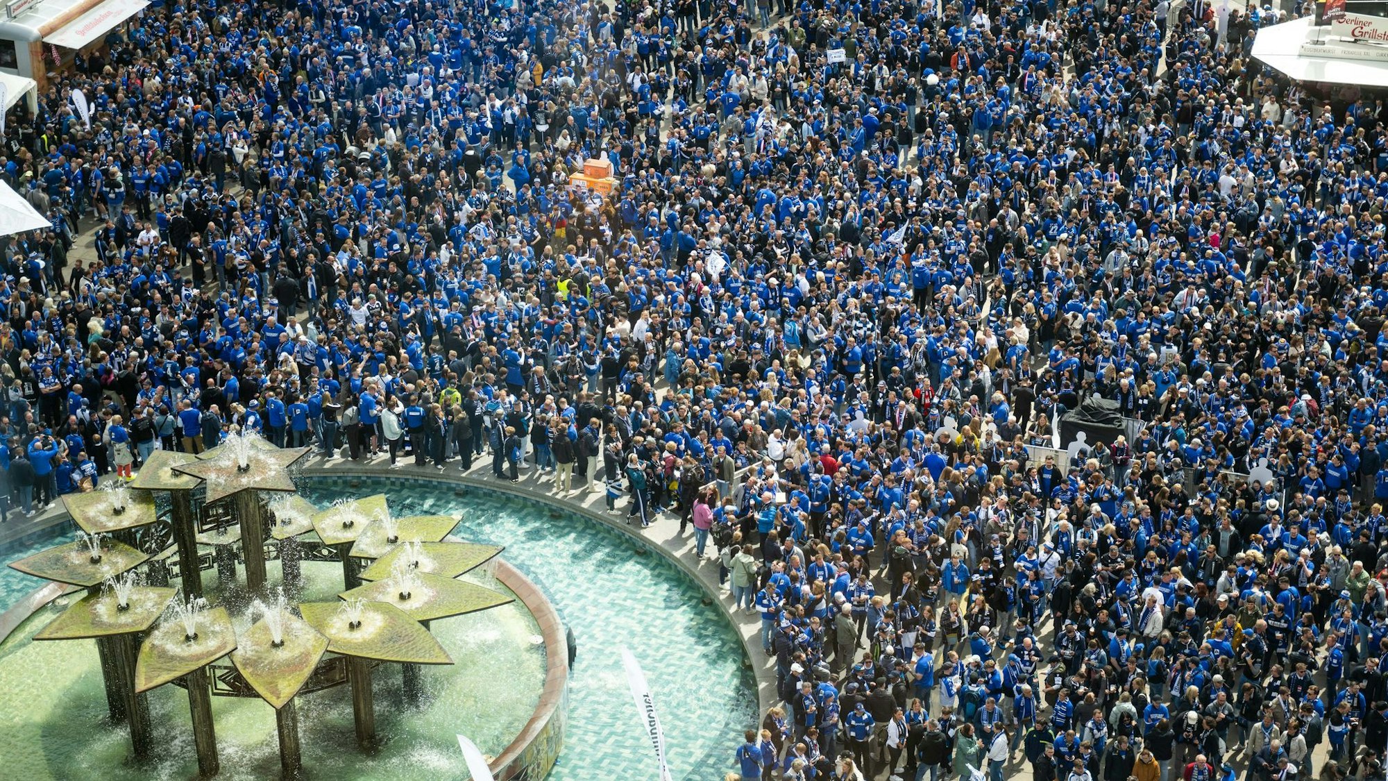 Die Bielefelder Fans feierten schon früh und zahlreich am Tag des Pokalfinals