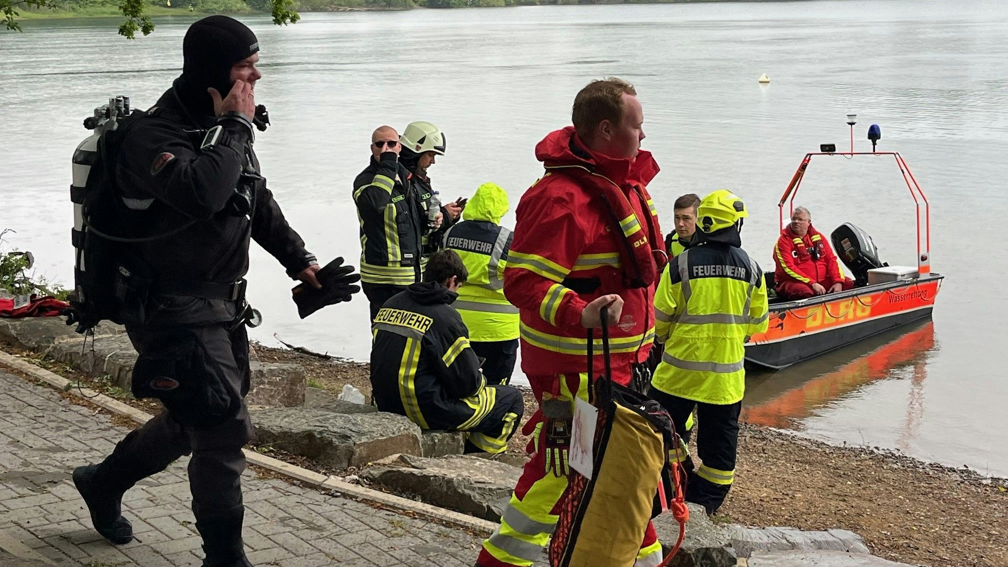 Personensuche Bruchertalsperre, ein Taucher auf dem Weg zum Einsatz.