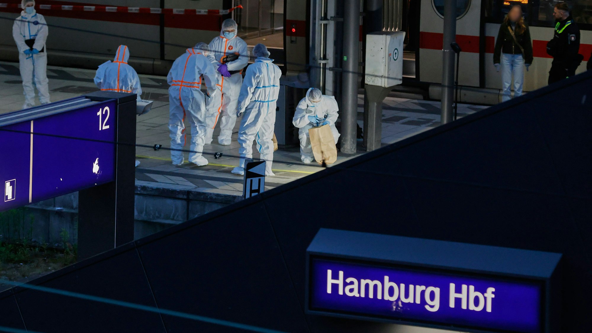 23.05.2025, Hamburg: Polizei und Spurensicherung im Einsatz nahe des Tatorts. Bei einem Messerangriff im Hamburger Hauptbahnhof sind mehrere Menschen schwer verletzt worden. Foto: Georg Wendt/dpa +++ dpa-Bildfunk +++