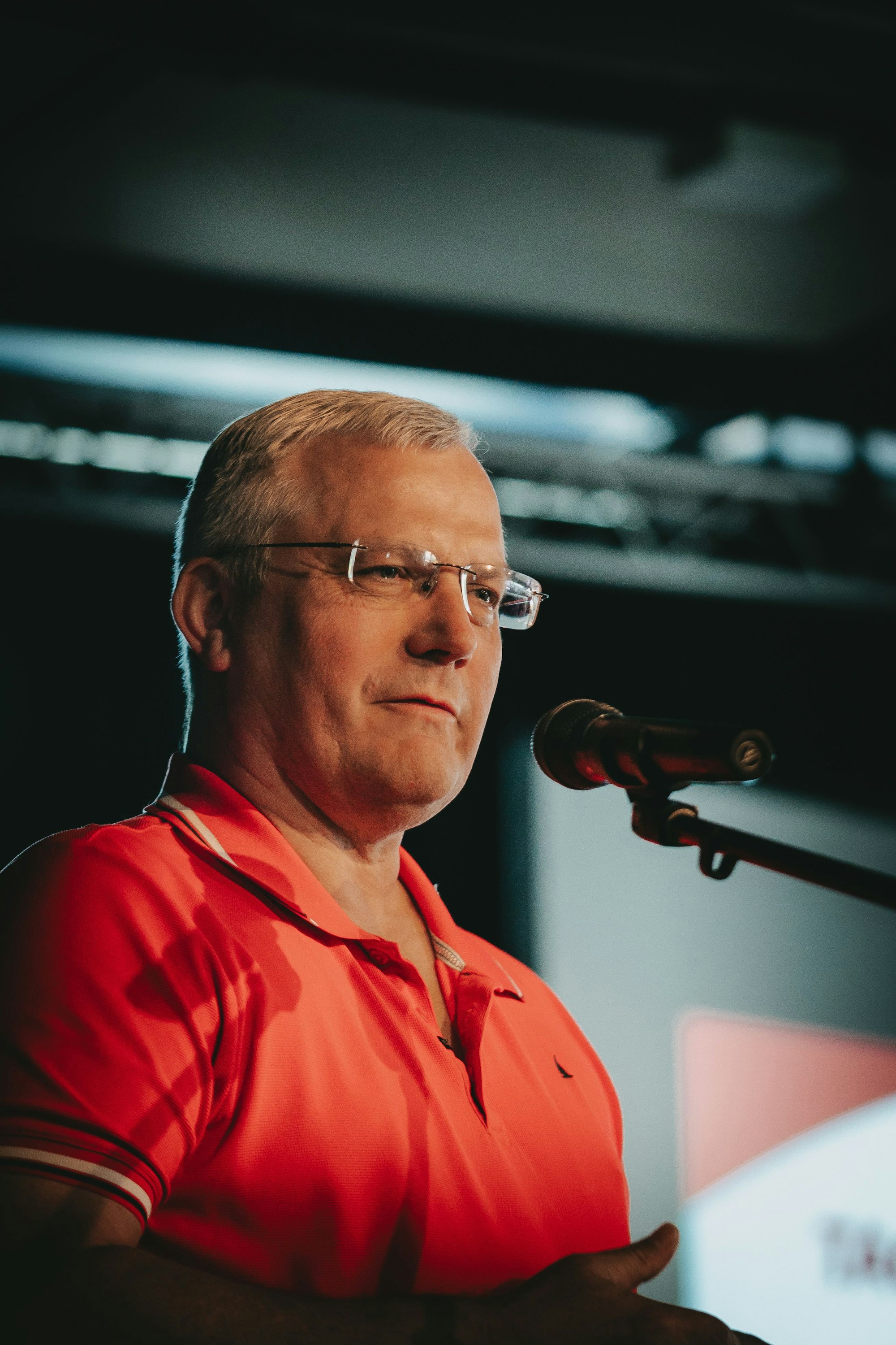 Hans Lawitzke, europäischer Ford-Betriebsrat, bei seiner Rede auf dem SPD-Parteitag in Chorweiler