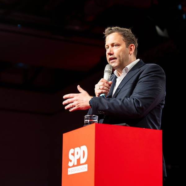 Lars Klingbeil, Bundesminister der Finanzen, Vizekanzler und SPD-Bundesvorsitzender, spricht beim Landesparteitag der SPD Niedersachsen in der Lindenhalle.