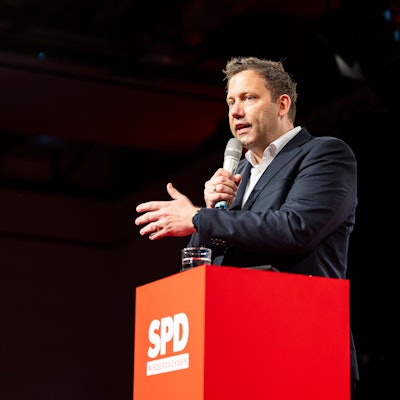 Lars Klingbeil, Bundesminister der Finanzen, Vizekanzler und SPD-Bundesvorsitzender, spricht beim Landesparteitag der SPD Niedersachsen in der Lindenhalle.