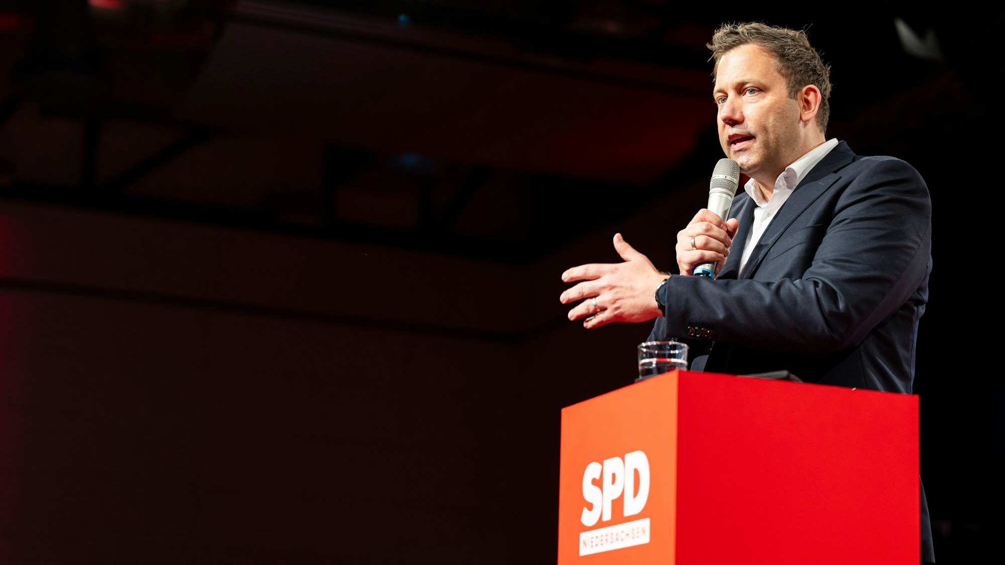 Lars Klingbeil, Bundesminister der Finanzen, Vizekanzler und SPD-Bundesvorsitzender, spricht beim Landesparteitag der SPD Niedersachsen in der Lindenhalle.