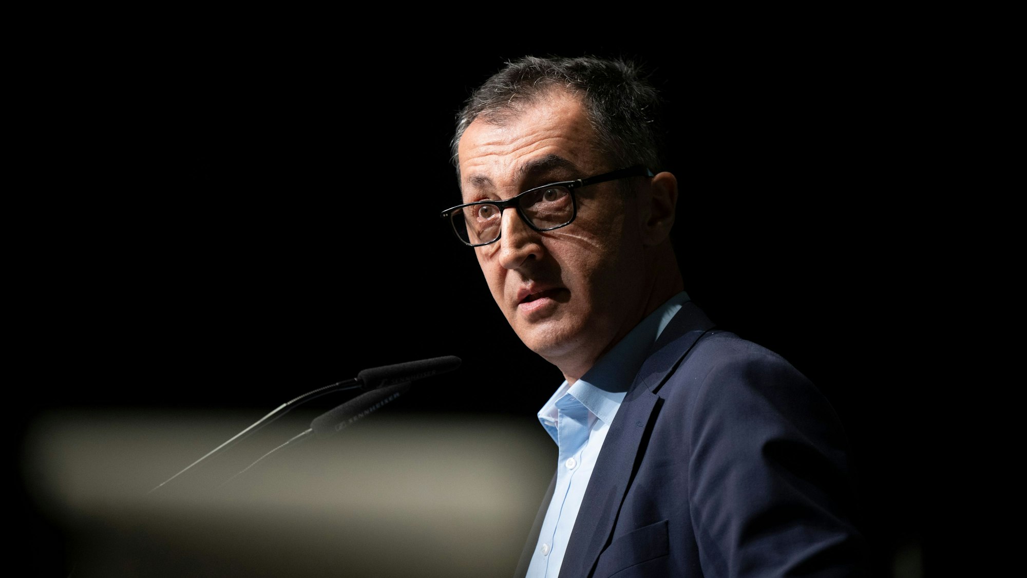 Der designierte Spitzenkandidat von Bündnis 90/Die Grünen in Baden-Württemberg, Cem Özdemir, spricht beim Landesparteitag der Grünen in Baden-Württemberg.