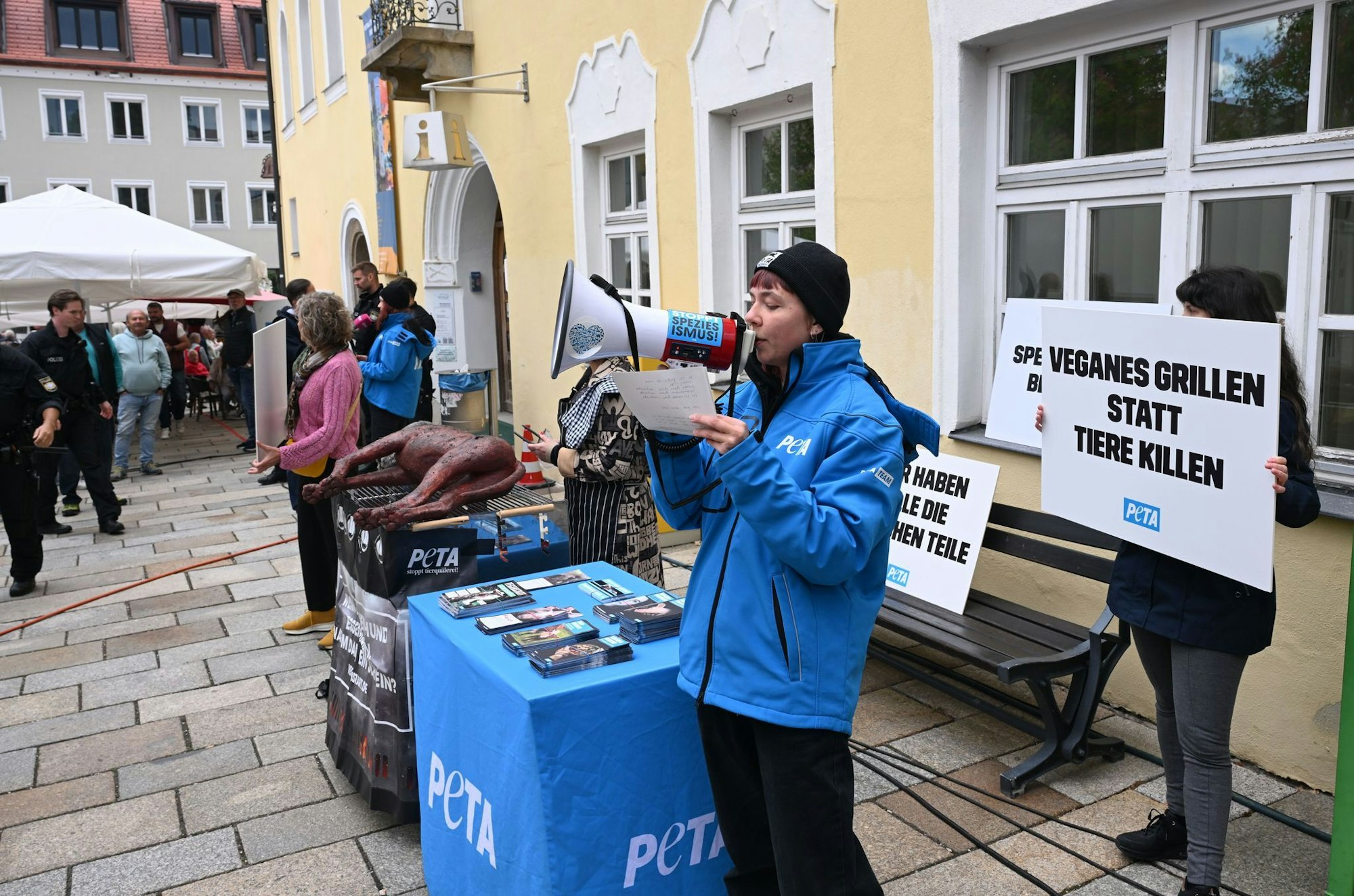 «Veganes Grillen statt Tiere killen»: Peta-Protest in Viechtach.