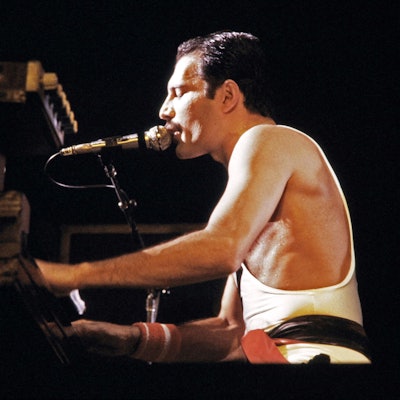 Freddie Mercury bei einem Konzert im Jahr 1984 in Paris. (Archivbild)