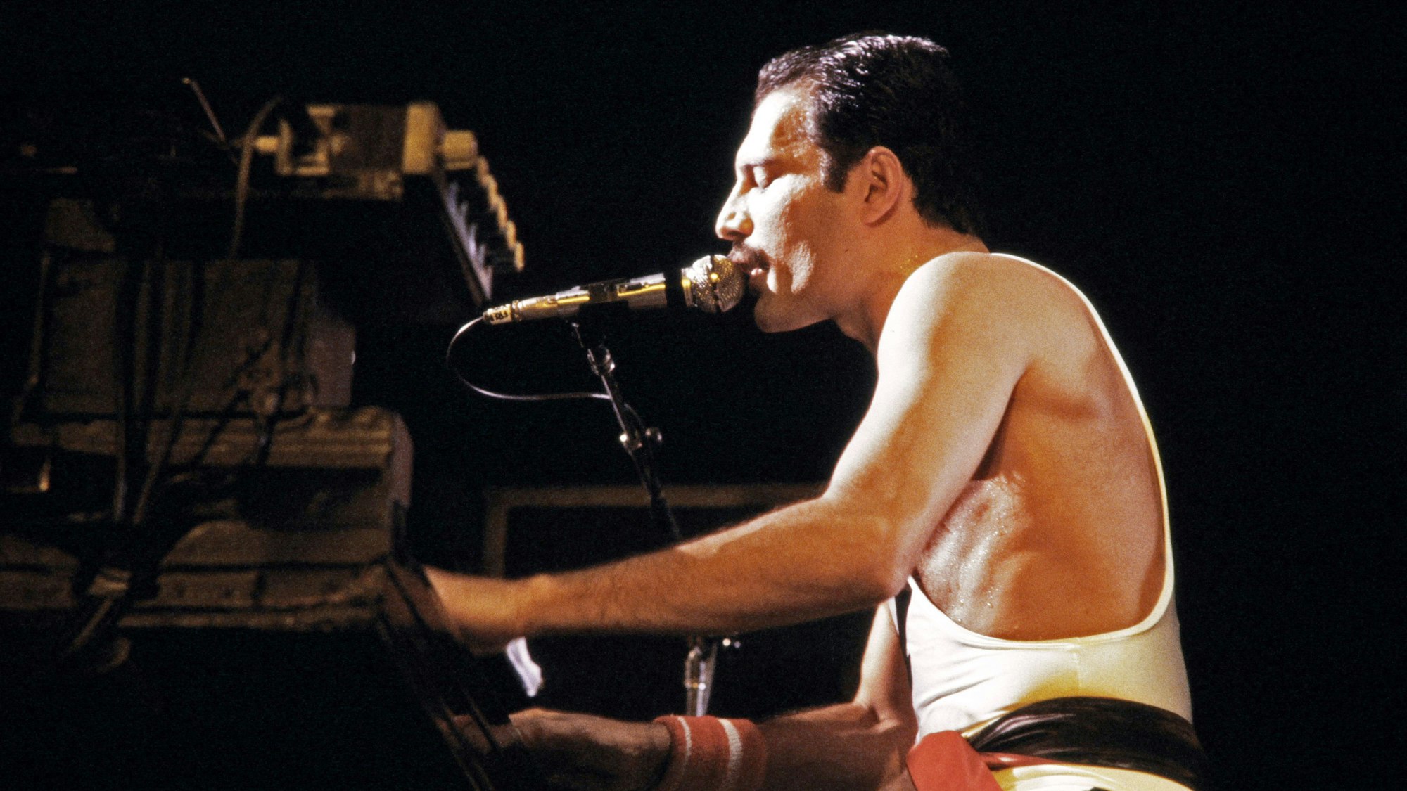 Freddie Mercury bei einem Konzert im Jahr 1984 in Paris. (Archivbild)