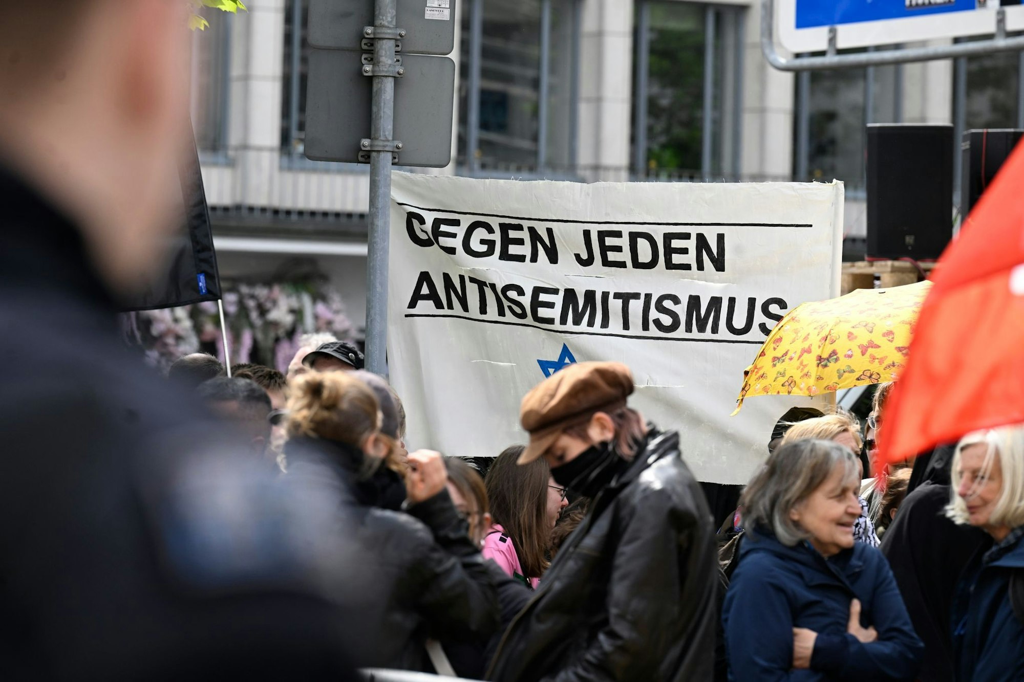 Hunderte Antifaschisten demonstrieren in Bielefeld gegen Neonazis.