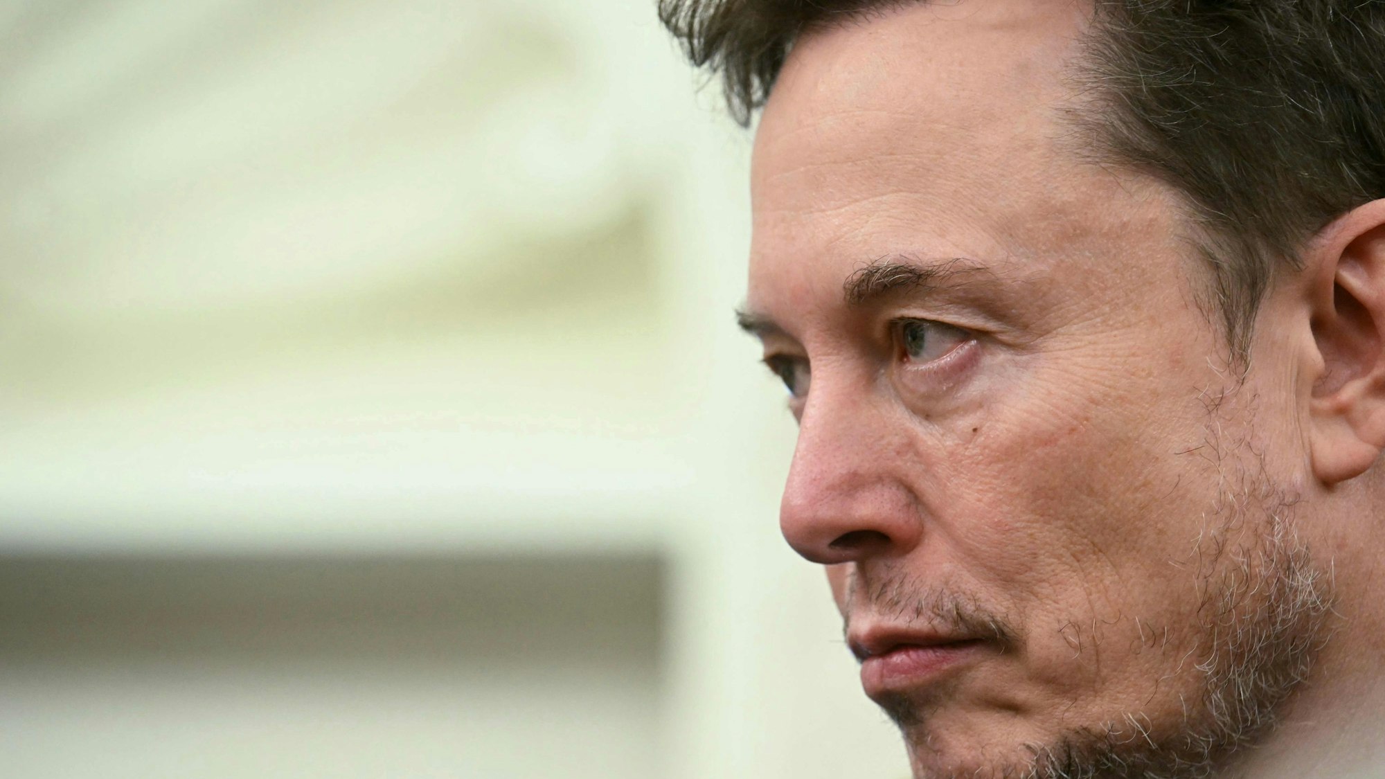 Elon Musk will nicht weiter zusehen, wie seine Firmen zunehmend Probleme bekommen.